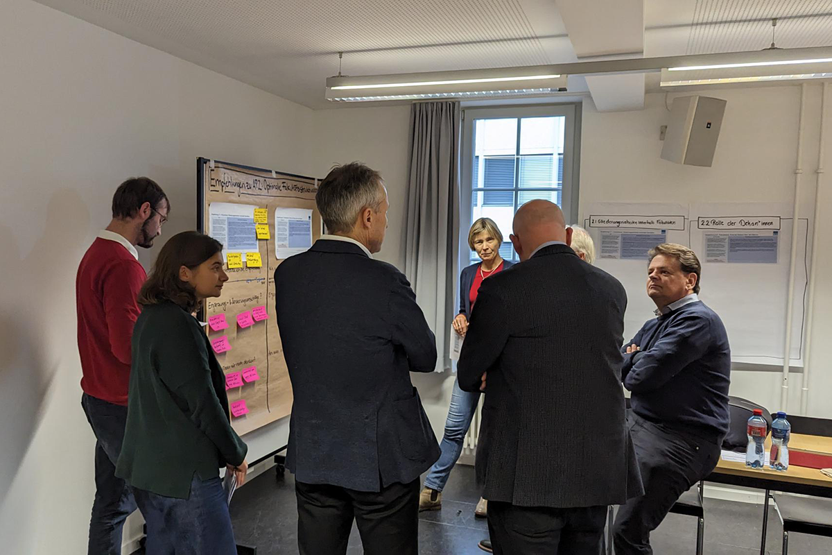 Die Teilnehmenden der Workshops diskutieren über mögliche Veränderungen der Universitätsstrukturen.